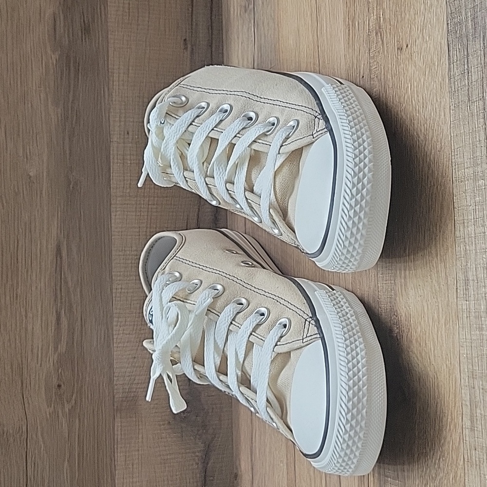 Converse shoes women Brand new in the box.